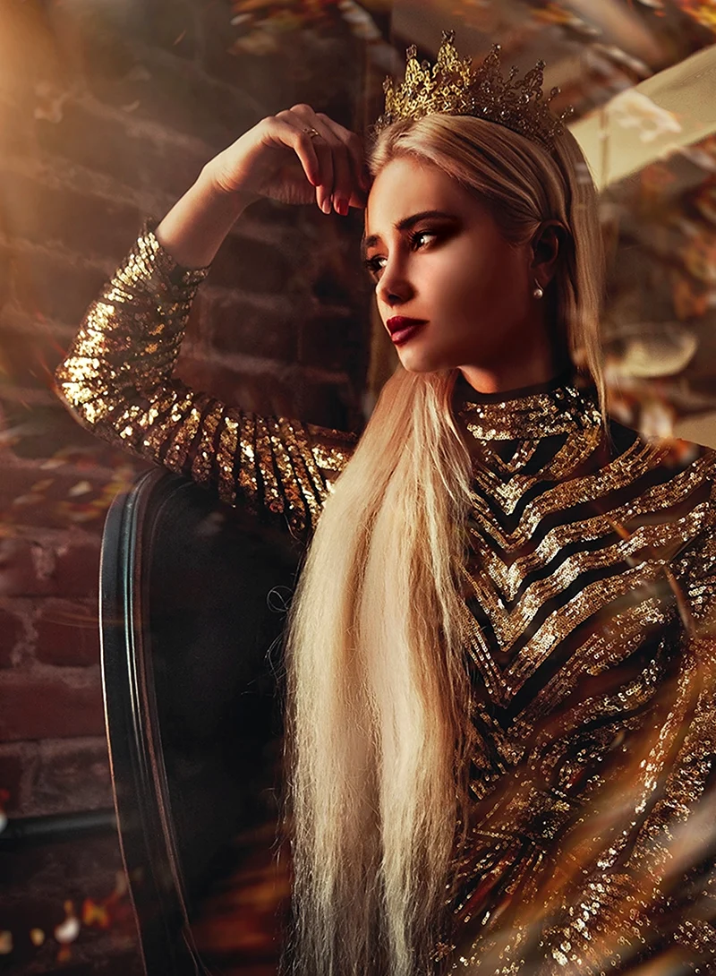 Blonde queen. Образ королевы для фотосессии. Блондинка с короной на голове. Девушка в образе королевы. Женщина в короне.