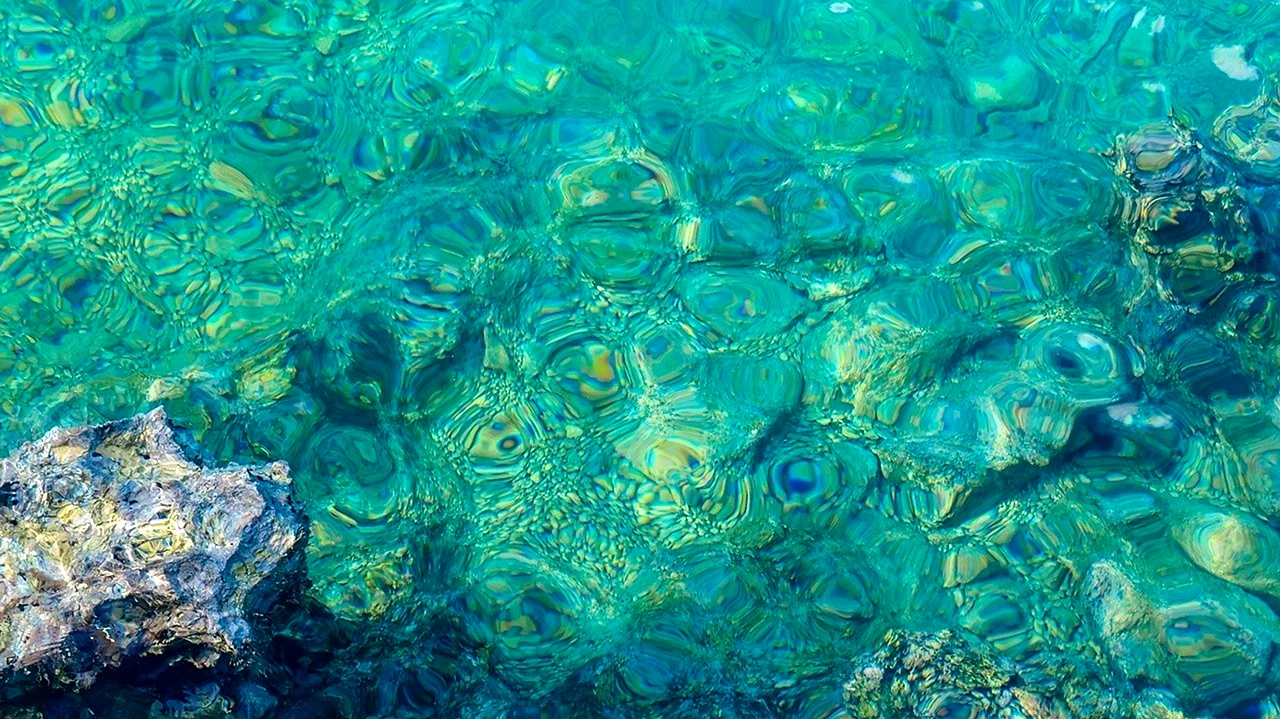 Морская бирюза. Прозрачная вода. Голубая прозрачная вода.