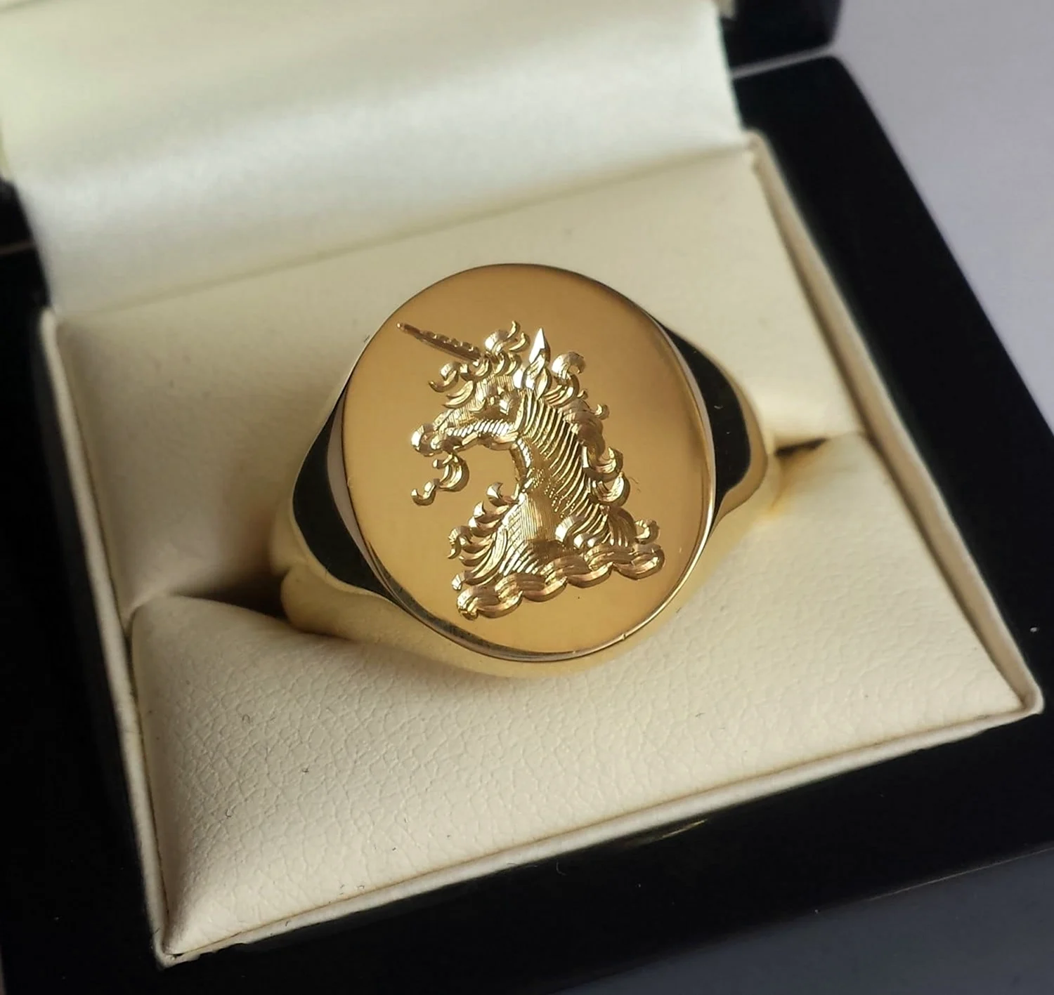 Сон золотая печатка. Печатка Оксфорд. Печатка Золотая Фамильная. Gold Signet Ring. Именные печатки.