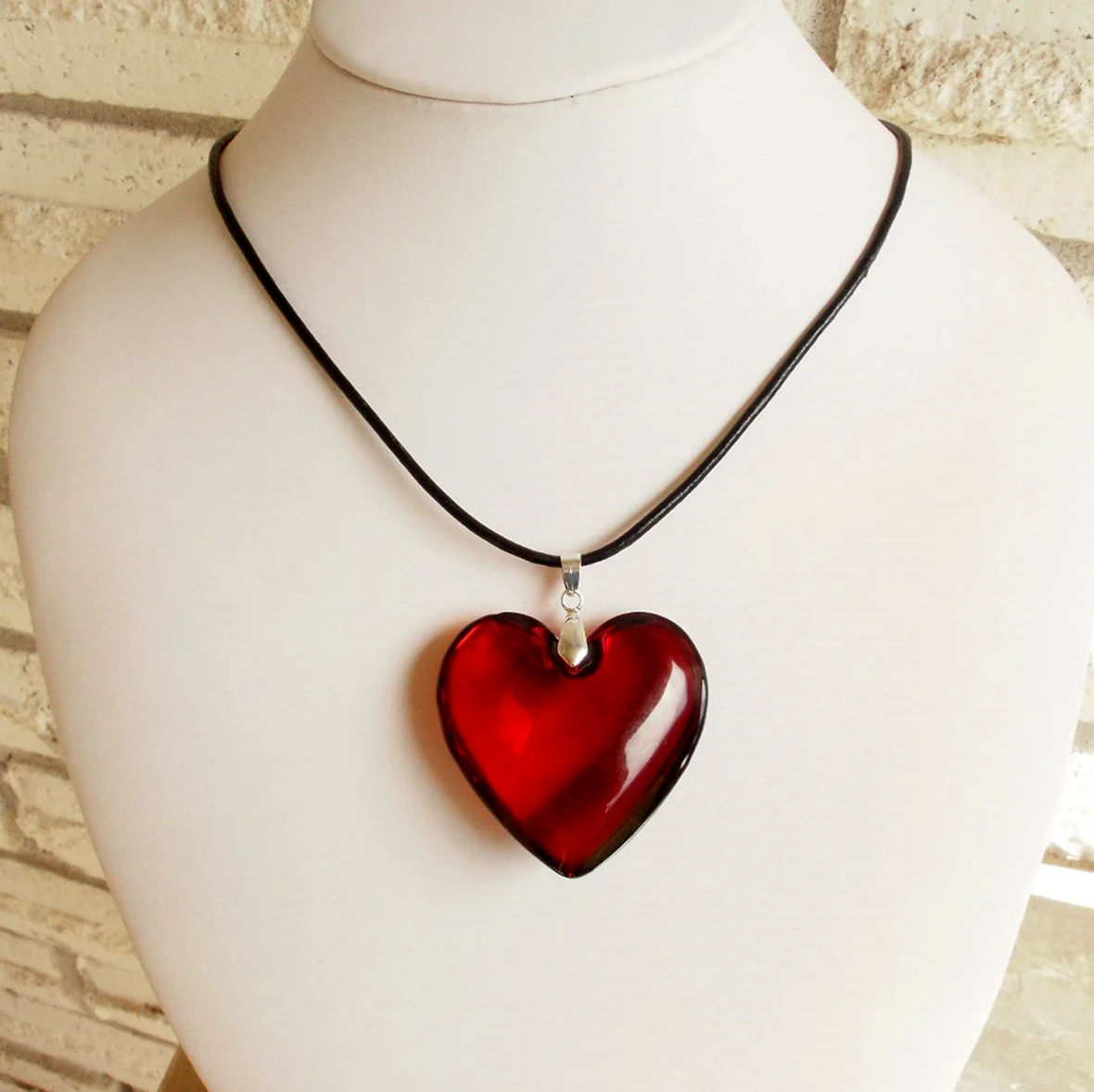 Heart pendant. Кулон сердце. Подвеска сердце красное. Подвеска в виде красного сердца. Красное сердечко подвеска.