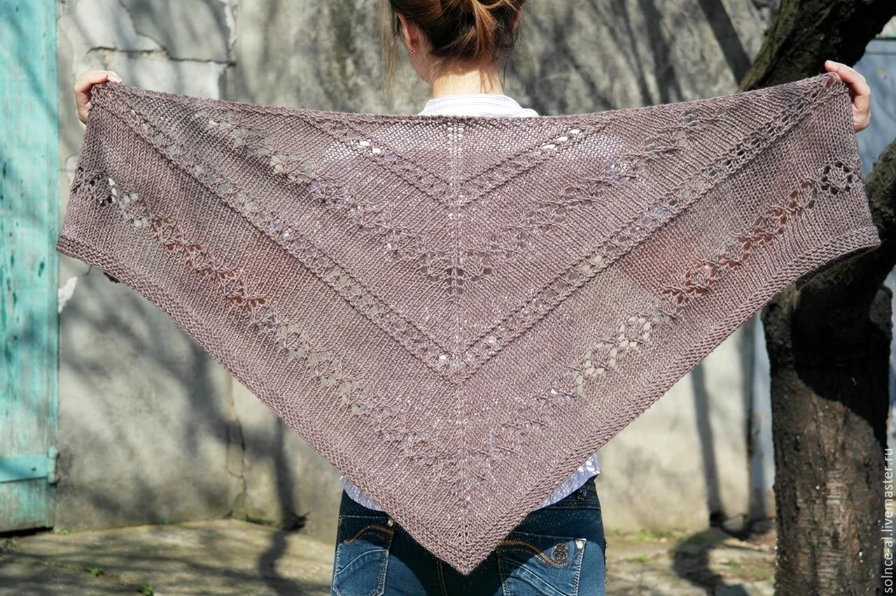 Треугольные шали спицами. Шаль-бактус Lacy Leaf Shawl.. МК шаль Silverleaf. Шаль-косынка Freia Frost. Шаль Lacy Leaf.