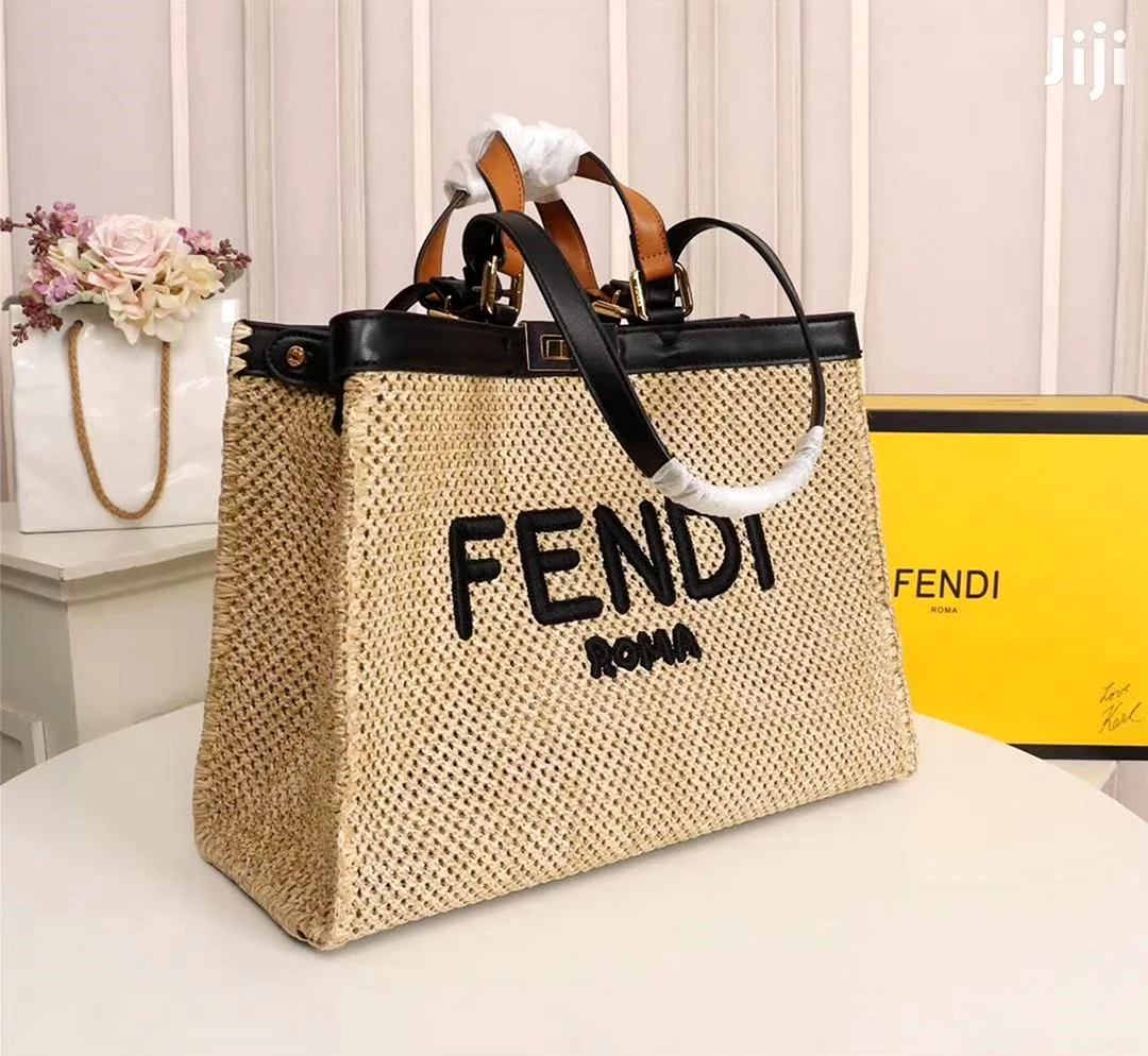 Сумки roma. Сумка тоут Fendi ROMA. Сумка шоппер Фенди. Сумка Fendi ROMA шоппер. Fendi ROMA сумка женская.