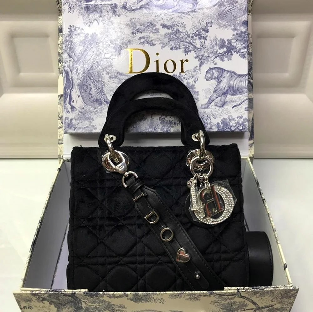 Dior price. Сумка Кристиан диор. Сумки диор 2022 женские. Кристиан диор сумка ноут. Сумка женская Кристиан диор.