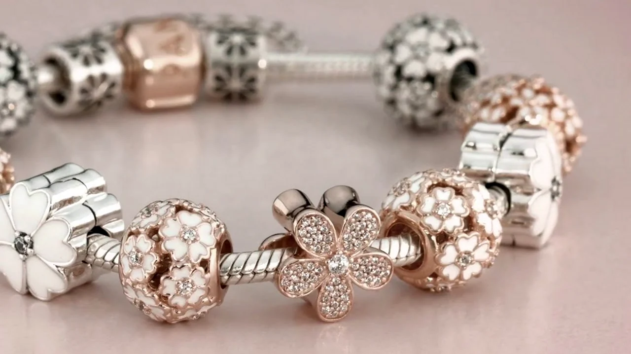 Pandora collection. Браслет Пандора с шармами. Браслет Пандора Роуз. Браслет Пандора белое золото. Браслеты Пандора с шармами золото.