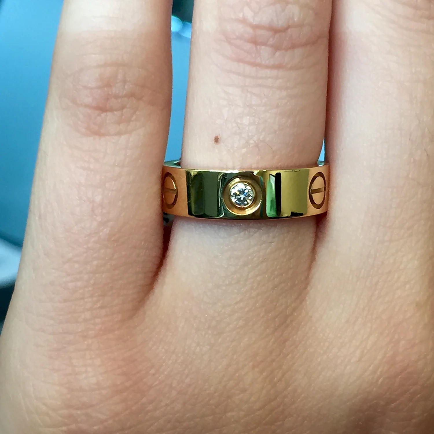 Золотое кольцо Картье лав с бриллиантами