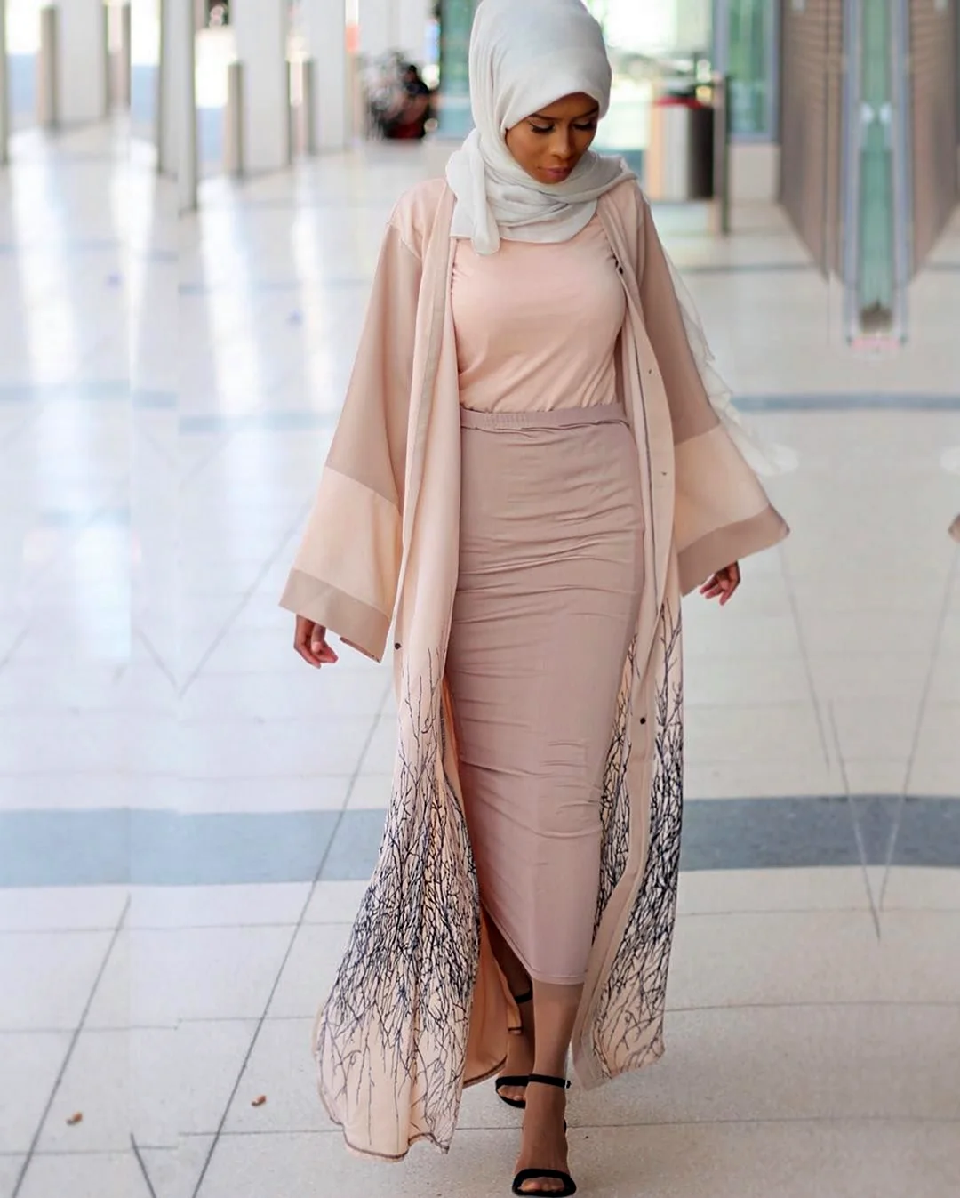 Абайя одежда для женщин в арабских Эмиратах