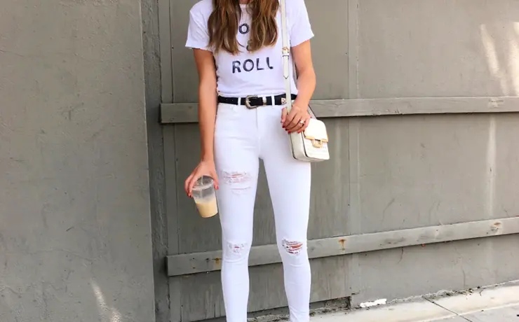 Белая футболка и джинсы