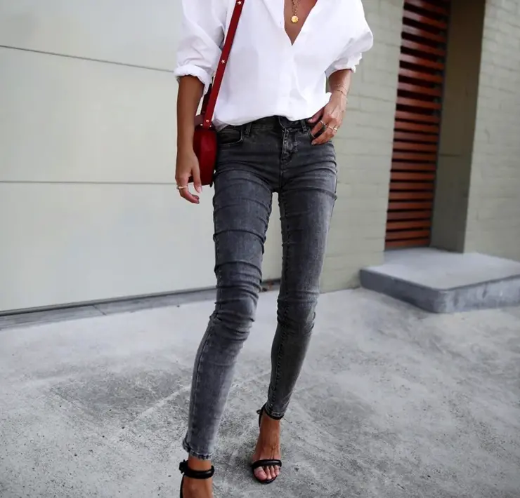 Белая рубашка и джинсы