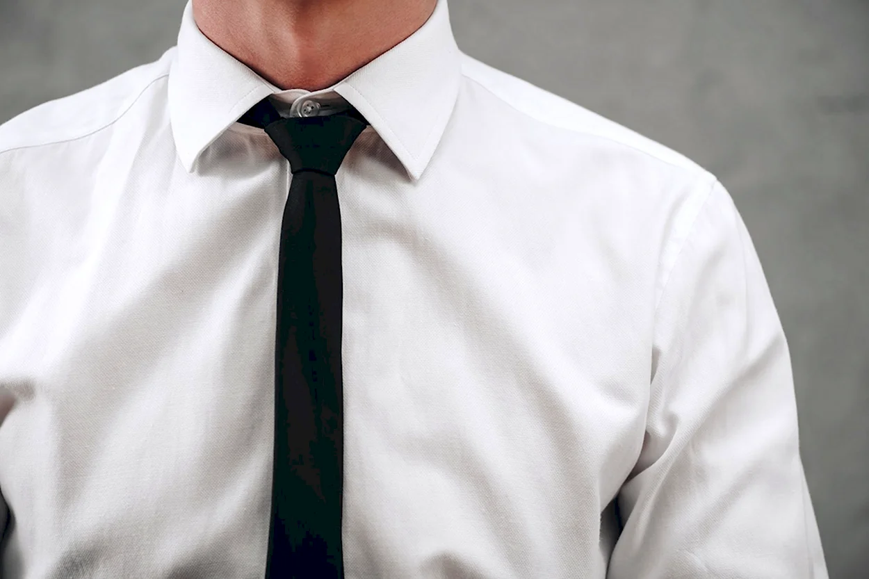 Белая рубашка с черным галстуком