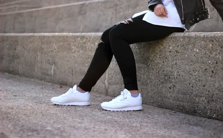 Белые носки с черными кроссовками