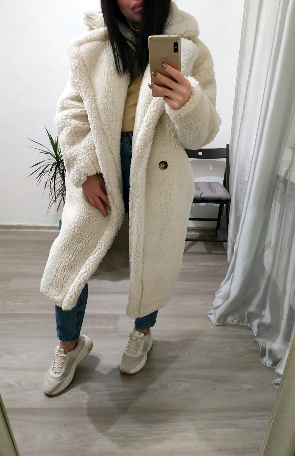 Белые пальто плюшевые с капюшоном