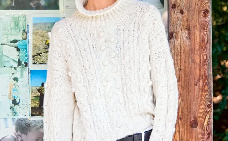 Белый свитер с косами