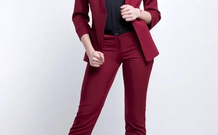 Бордовый брючный костюм женский