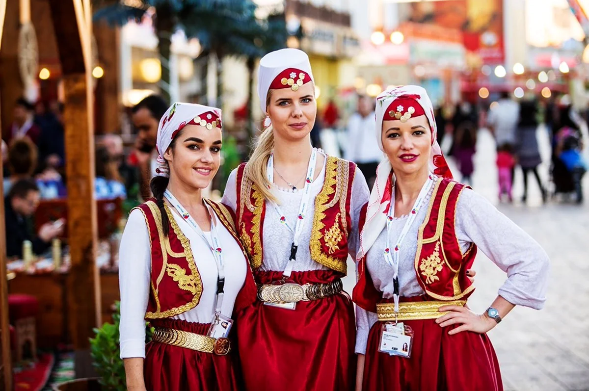 Bosnian beautyy. Босния и Герцеговина народ. Босния и Герцеговина национальный костюм. Боснийцы славяне. Боснийки в национальной одежде.