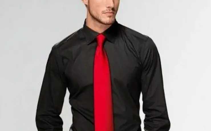Чёрная рубашка с красным галстуком