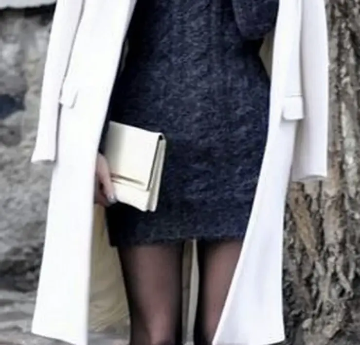 Черное пальто с белыми сапогами