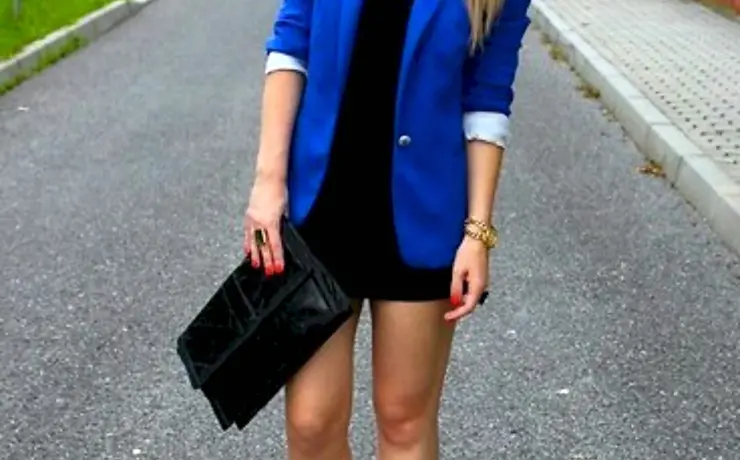 Черное платье с синим пиджаком