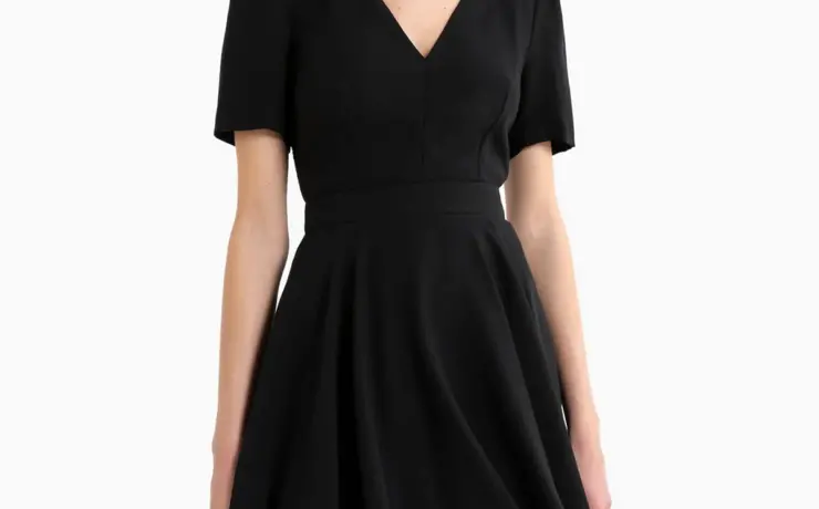Черное расклешенное платье