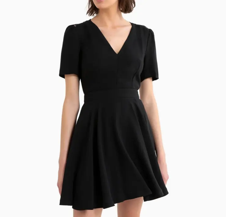 Черное расклешенное платье