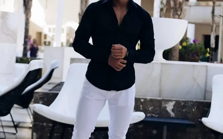 Черные джинсы и белая рубашка мужская
