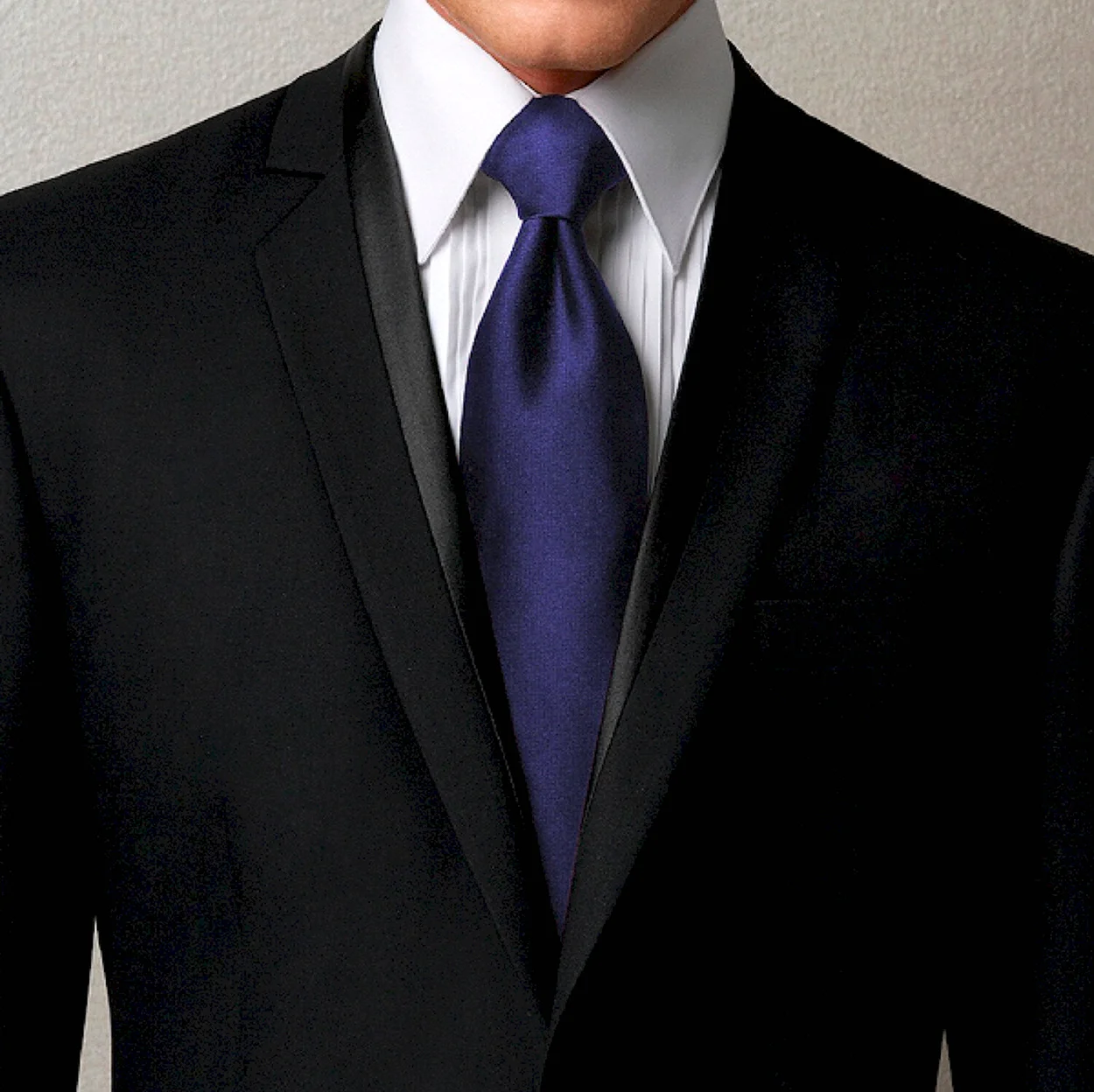 Черный галстук с синим костюмом