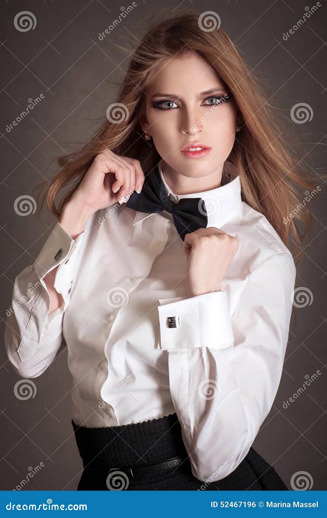 Женщина в рубашке с галстуком