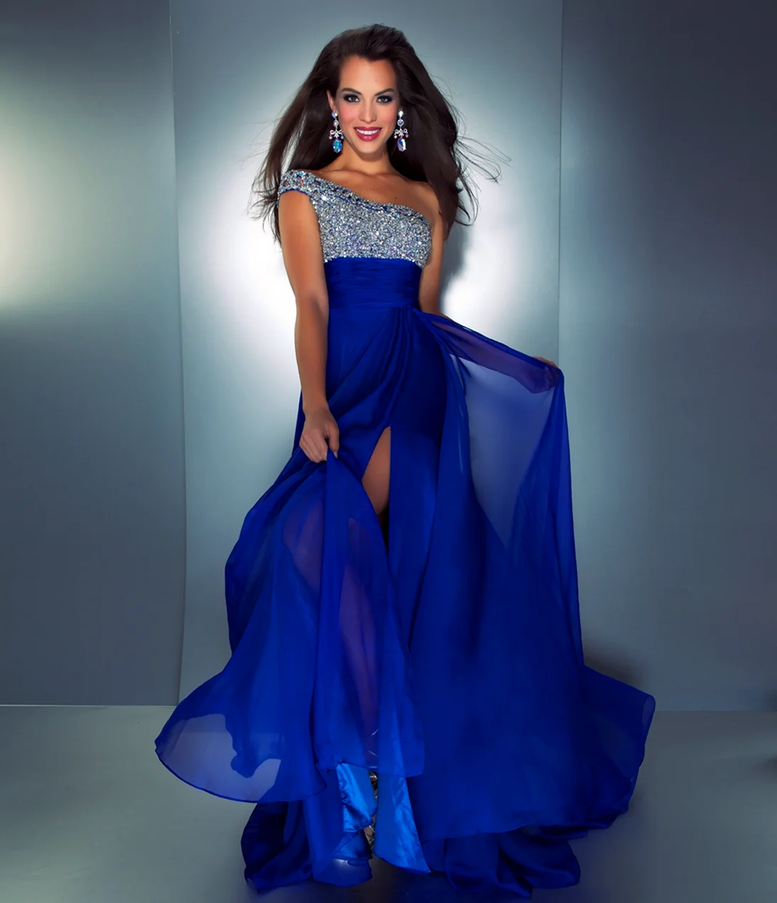 Девушка в синем Вечернем платье
