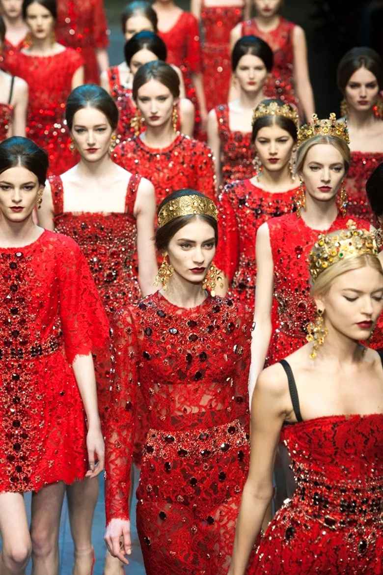 Dolce gabbana красный. Платье Дольче Габбана красное. Дольче Габбана красная коллекция. Красное платье от Дольче Габбана. Красное платье в стиле Дольче Габбана.