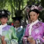 Китайцы в национальных костюмах