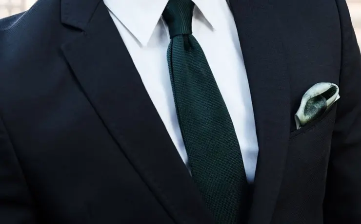 Костюм с зеленым галстуком
