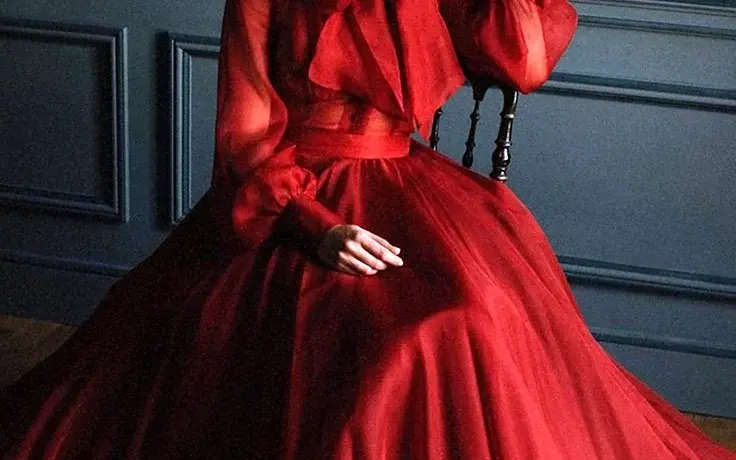 Красное пышное платье Эстетика