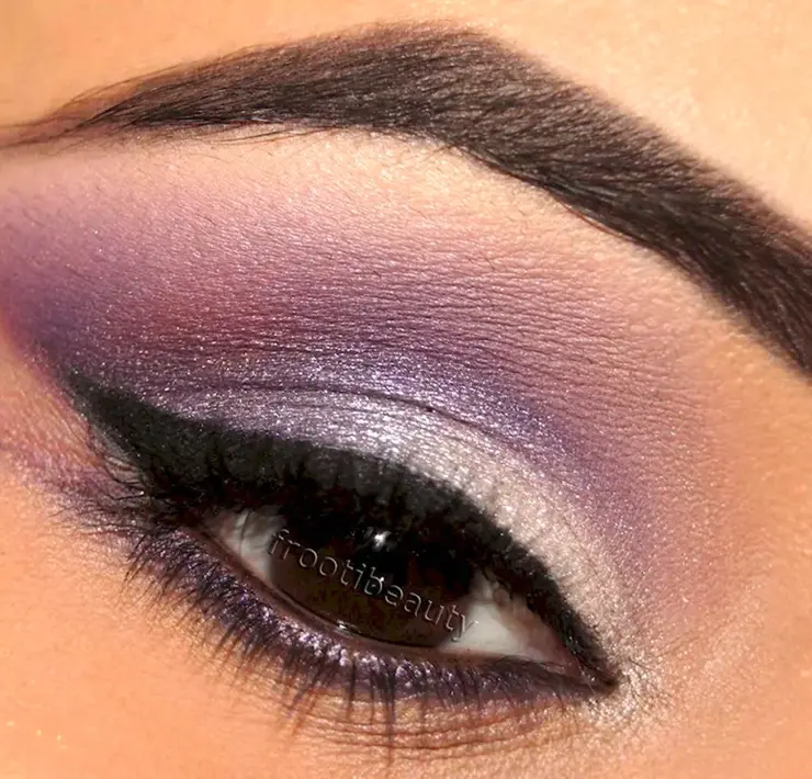 Макияж с фиолетовыми тенями для карих глаз