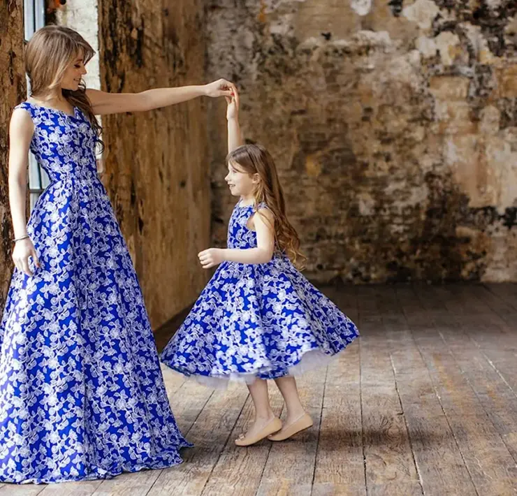 Мама и дочка с платьем