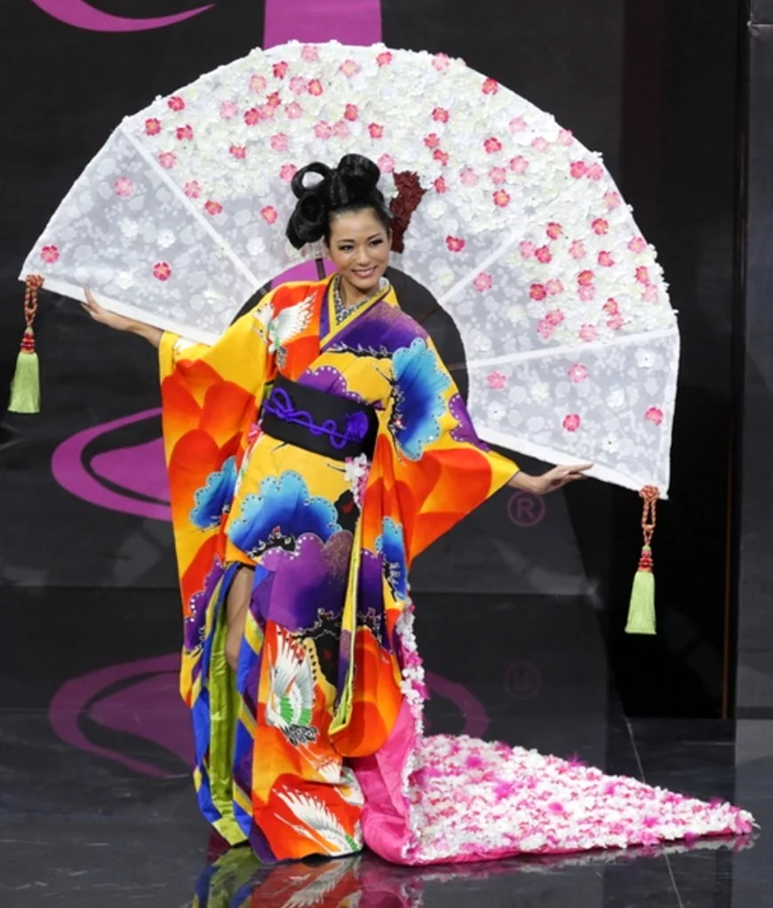 Мисс Вселенная кимоно