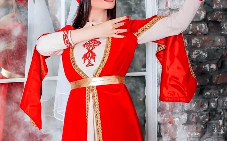 Национальный армянский костюм женский красный