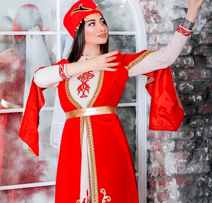 Национальный армянский костюм женский красный