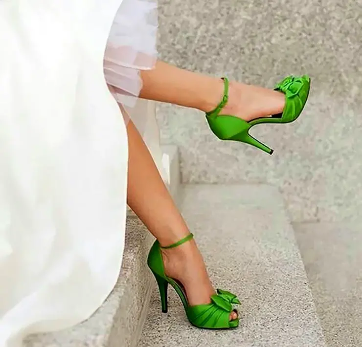 Невеста в ярких туфлях