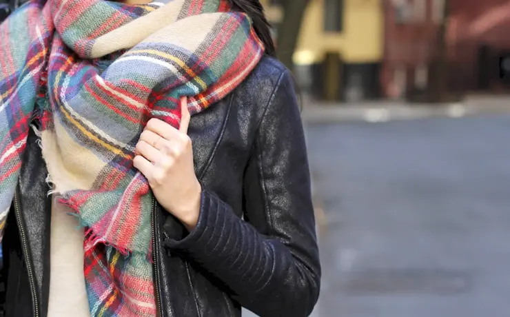 Объемный шарф с пальто