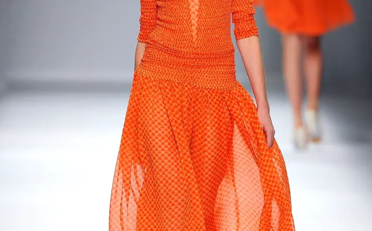 Оранжевое платье подиум