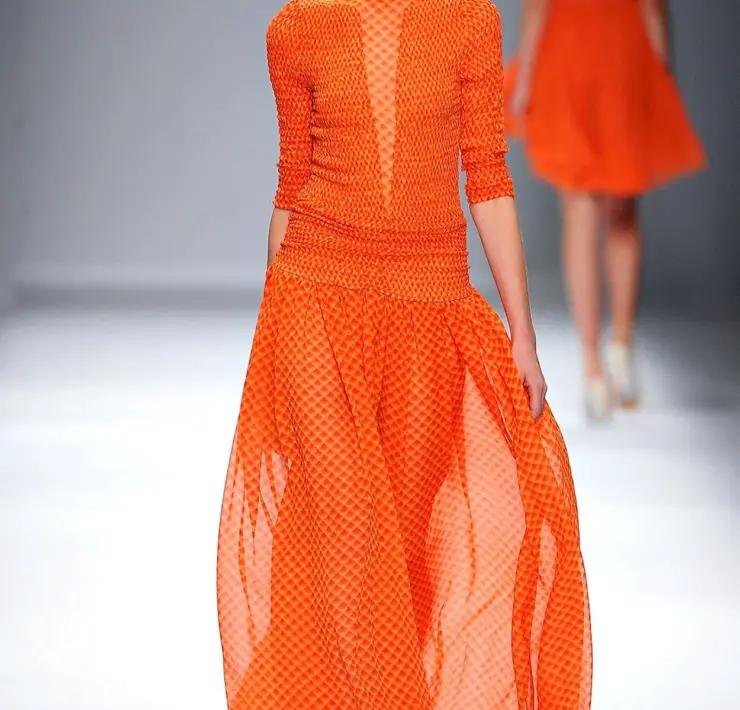 Оранжевое платье подиум