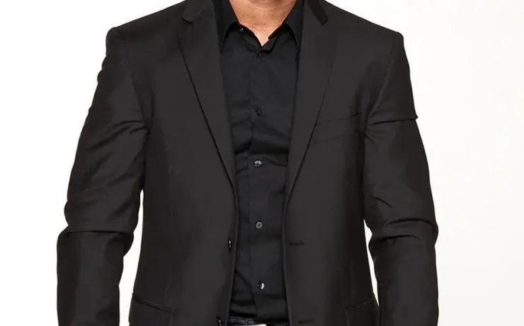Пиджак с черной рубашкой