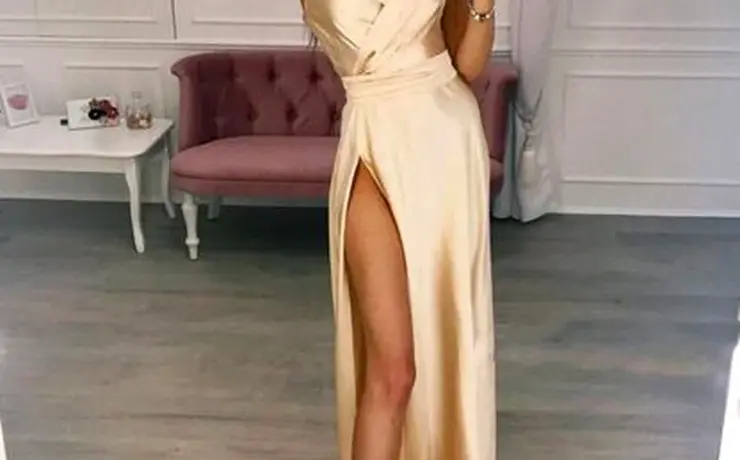 Платье с вырезом на ноге