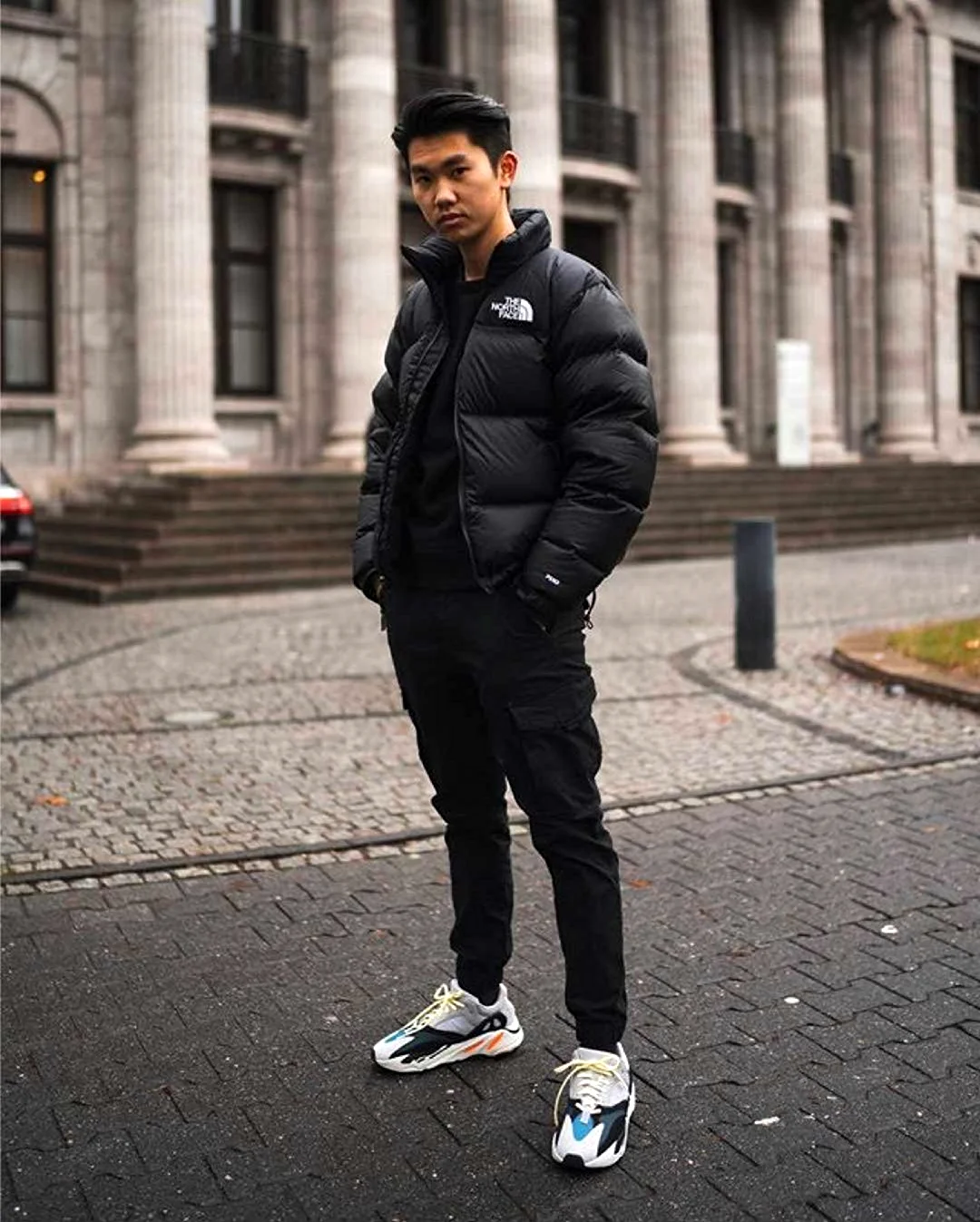 Какие кроссовки подходят к костюму. Пуховик TNF 700 outfit. Nike North face кроссовки. Найк джоггеры кроссовки.