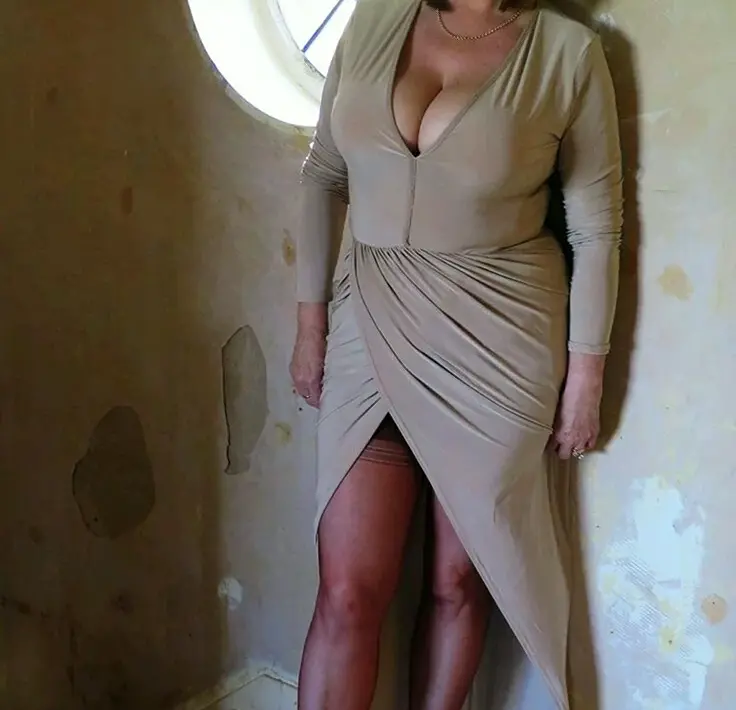 Русская женщина в платье взрослая