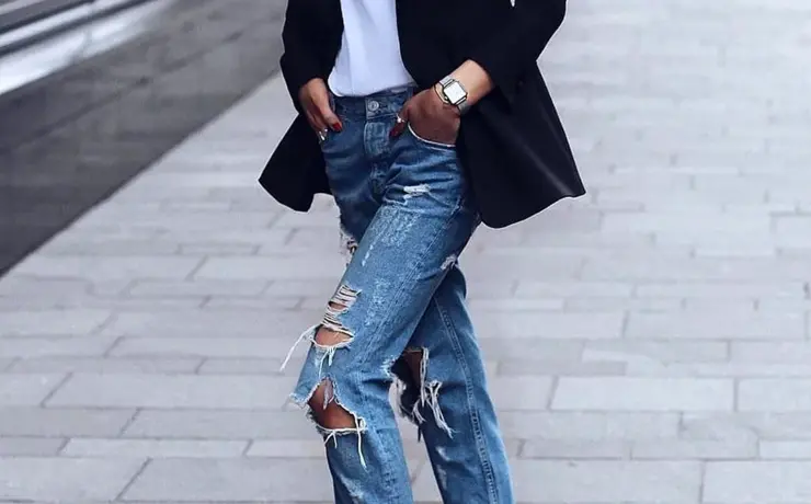 Рваные джинсы с пиджаком