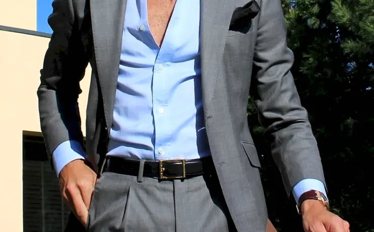 Серый костюм с голубой рубашкой