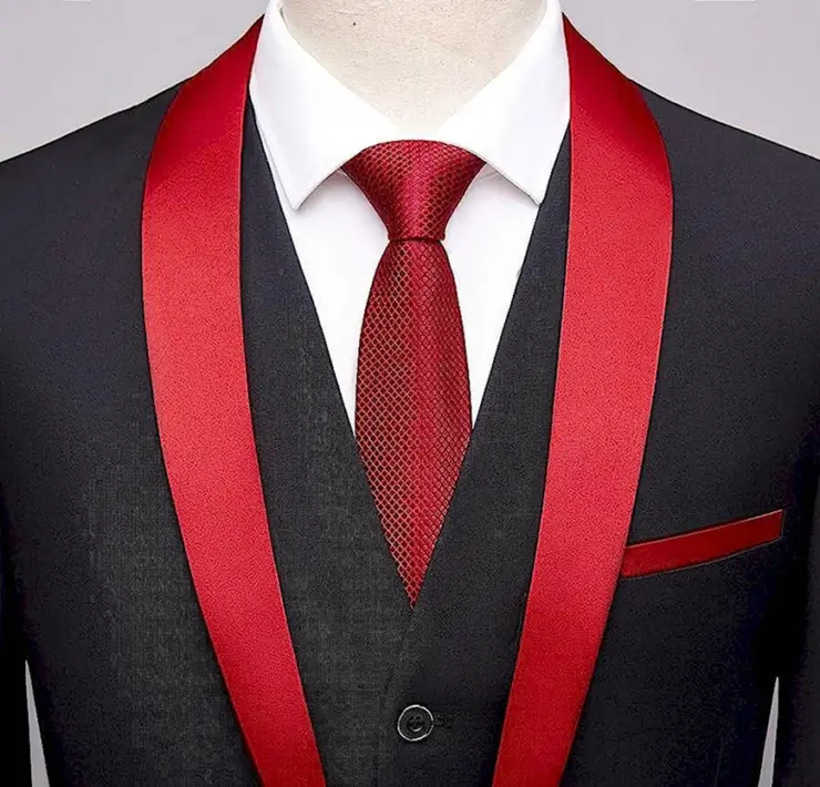 Смокинг с красным галстуком