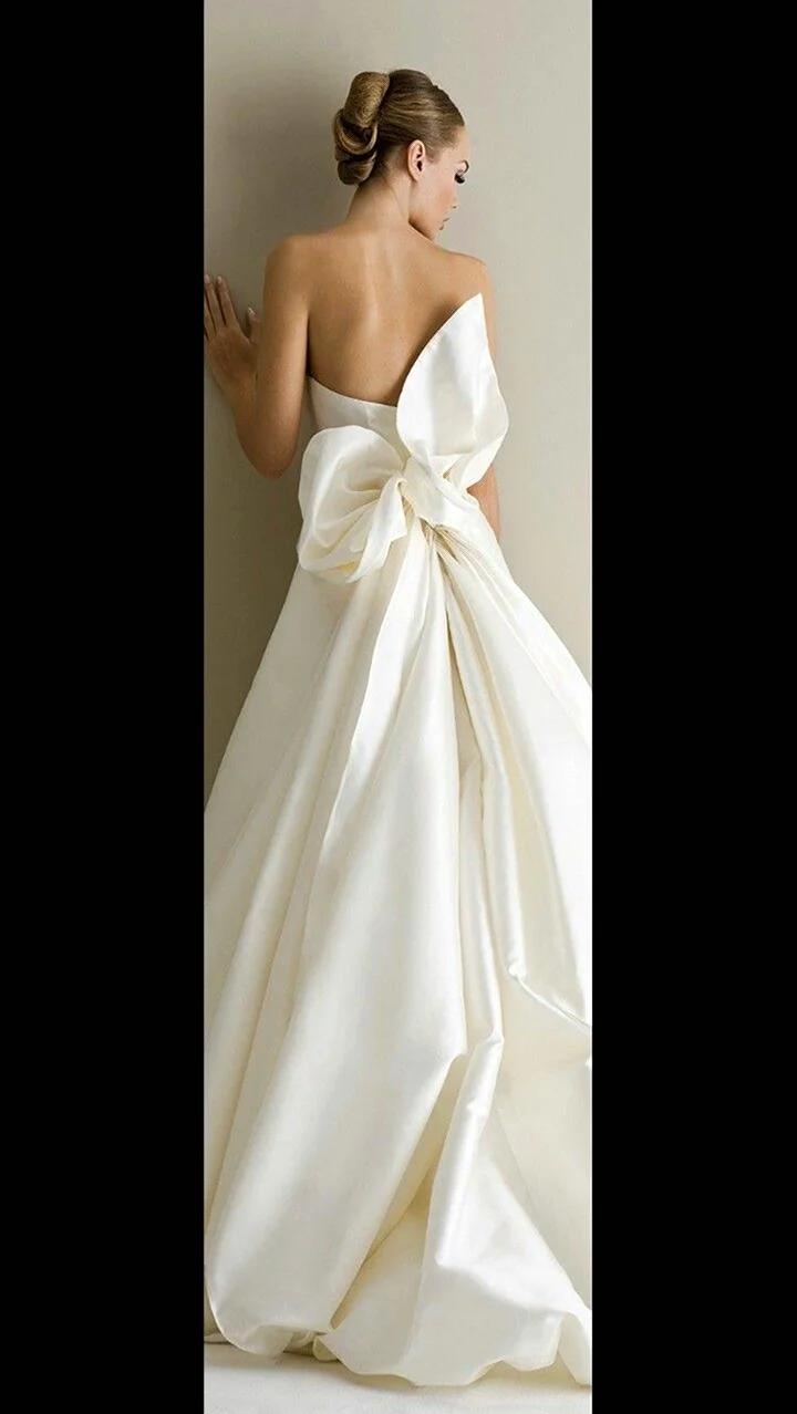 Свадебное платье с бантом