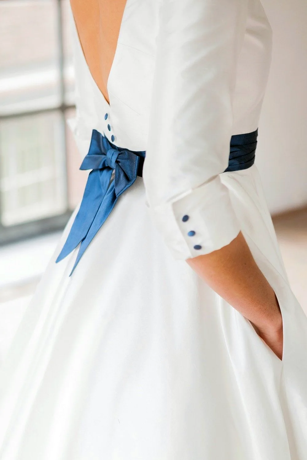 Свадебное платье с синим бантом