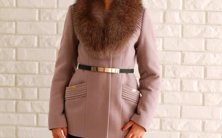 Укороченное пальто с мехом женское